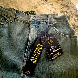 Gloria Vanderbilt size 6 jeans, new with tags.